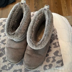 gray uggs